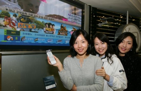 하나로텔레콤 직원들이 '하나TV' 고객 추천 이벤트를 소개하고 있다