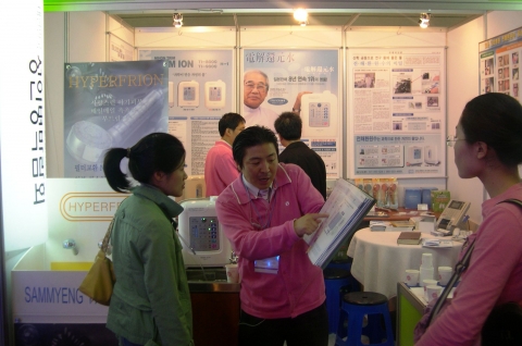 코리아트림 경기지사 워터큐 직원이 전해환원수를 고객에서 설명하고 있다