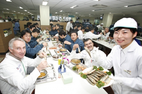 현대중공업 직원들이 점심메뉴로 나온 전어튀김을 먹고 있는 모습