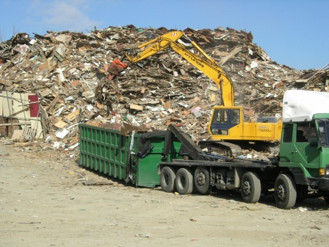 포항시가 매립장을 효율적으로 운영하기 위해 폐목재류 등을 위탁 처리하여 매립사용기간을 연장시키고 지속적인 추진으로 안정적인 매립장운영에 최선을 다하고 있다.(사진은 호동생활쓰레기매립장 폐목재류 처리하는 모습