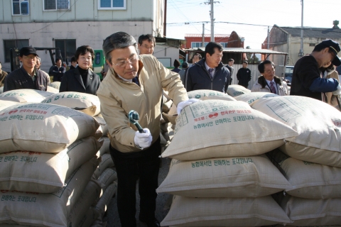 포항시는 2007년산 공공비축미곡 포대벼를  20일 북구 청하면 미남리 미남농협창고에서 첫 매입을 시작했다