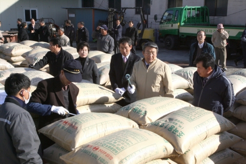 포항시는 2007년산 공공비축미곡 포대벼를  20일 북구 청하면 미남리 미남농협창고에서 첫 매입을 시작했다
