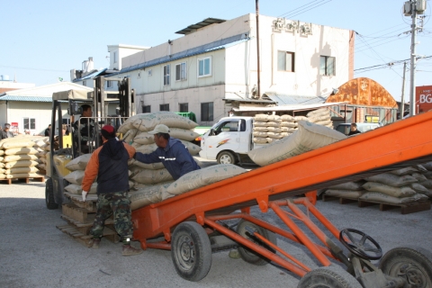 포항시는 2007년산 공공비축미곡 포대벼를  20일 북구 청하면 미남리 미남농협창고에서 첫 매입을 시작했다