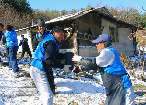 기아자동차 우리사주 조합 사회봉사단 60여명과 기아차 노동조합 임원 등 20일 강원도 인제 지역의 독거노인과 결손아동 등 불우한 이웃을 찾아가 연탄 1만여장과 쌀 106포대, 생필품 등을 전달했다.