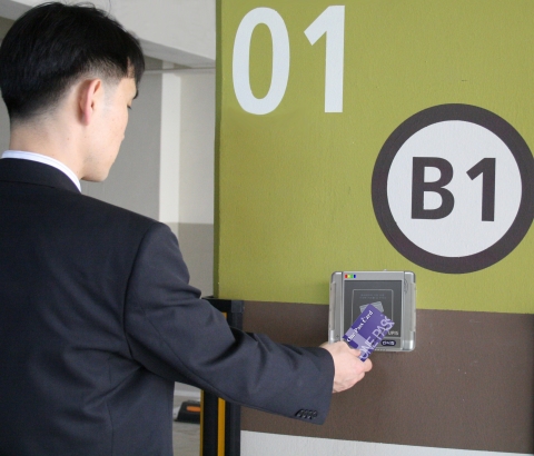 출입 카드키 연동 - 지하주차장 기둥에 위치한 카드 리더기 점각을 통해 엘리베이터를 호출하는 모습(승강장까지 도달하는 시간 동안 엘리베이터를 먼저 호출되어 이용자의 대기 시간 단축)
