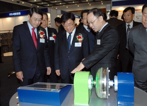 현대기아차가 R&D 상생협력을 위해 실시하고 있는 『R&D 협력사 테크데이』에서 협력사 관계자가 오영호 산업자원부 차관(가운데)과 현대기아차 이현순 사장(왼쪽)에게 신기술에 대해 설명하고 있다.