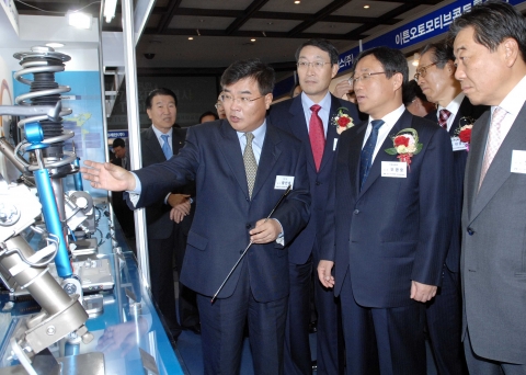 현대기아차가 R&D 상생협력을 위해 실시하고 있는 『R&D 협력사 테크데이』에서 협력사 관계자가 오영호 산업자원부 차관(첫줄 왼쪽에서 두번째)과 현대기아차 이현순 사장(첫줄 왼쪽에서 세번째)에게 신기술에 대해 설명하고 있다.