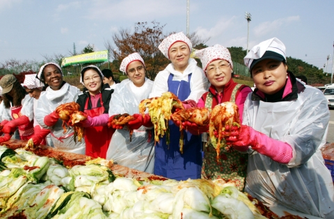 현대중공업이 지역 주부들과 함께 사랑의 김장담그기 행사를 열었다.