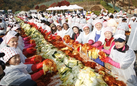 현대중공업이 지역 주부들과 함께 사랑의 김장담그기 행사를 열었다.