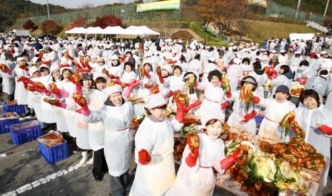 현대중공업이 지역 주부들과 함께 사랑의 김장담그기 행사를 열었다.
