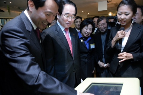 행정자치부와 희망제작소는 21일 지역의 관광,문화,특산품, 투자 등 다양한 지역정보를 전시,홍보, 판매하는"전국 방방곡곡 대한민국 지역홍보센터" 개관식 행사를 가졌다. 오세훈 서울시장(왼쪽)과 박명재 행자부장관이 지역홍보센터에 설치된 지역홍보에 관해 스크린을 시험해 보고 있다.