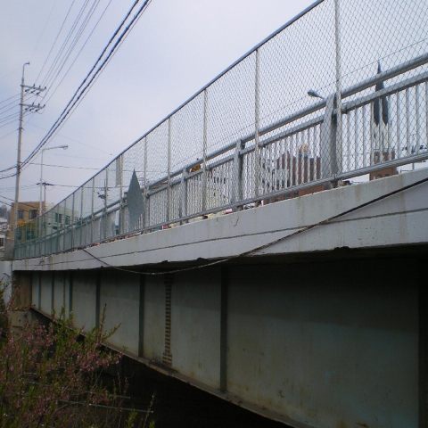 과선교 옆 늘어진 유선케이블