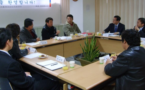 서울 제대군인지원센터가 지난 21일 개최한 '제대군인 창업 간담회'에 제대군인 예비창업자와 기창업자들이 모여 창업준비 과정의 애로사항과 고충들을 이야기하고 있다.