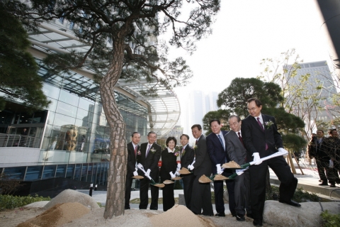 서울중앙우체국 신청사 ‘포스트 타워’ 준공식에서 참석자들이 기념식수를 하고 있다.