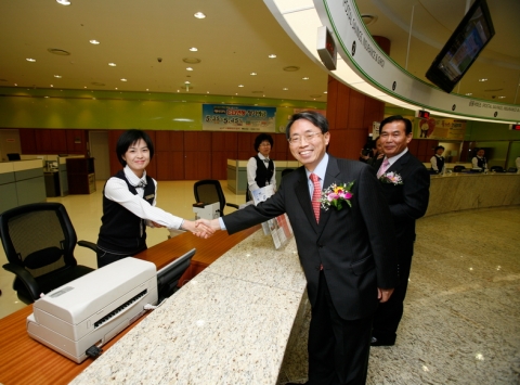 서울중앙우체국 신청사 ‘포스트 타워’준공 기념식에 앞서 유영환 정보통신부 장관이 서울중앙우체국 창구를 둘러보고 있다.