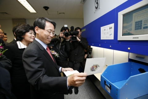 서울중앙우체국 신청사 ‘포스트 타워’준공 기념식에 앞서 유영환 정보통신부 장관이 서울중앙우체국 사서함실을 둘러보고 있다.