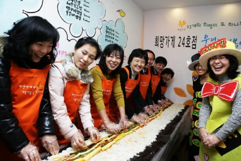 24호점까지 개업한 희망가게의 숫자를 상징하는 24개 속재료를 넣어 희망김밥을 말고 있는 모습. 사진 왼쪽부터   곽은영-실내 인테리어 벽화 자원봉사,  이혜연-희망가게 15호점    이덕자-희망가게 24호점    윤정숙-아름다운재단 상임이사    차영걸-마천복지관장  박상철-아모레퍼시픽 상무  황영숙- 떡볶이 기술전수
