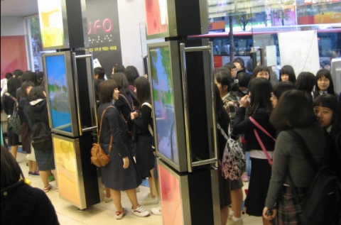 애니밴드 콘서트 입장권이 배포되기 시작한 지난 12일, 신촌 애니콜 스튜디오와 삼성동 코엑스內 M-Zone에는 대낮부터 수백명이 표를 구하기 위해 줄을 서는 진풍경이 연출되었다.