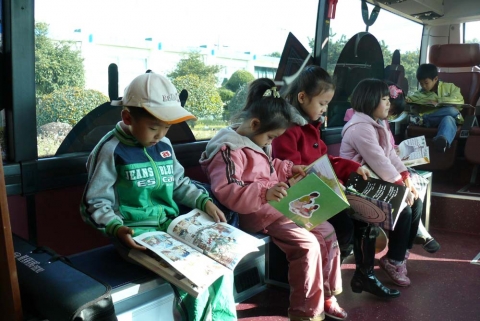 제주도 서귀포에 위치한 토산초등학교에 24일 42번째 네이버 마을도서관이 개관했다. 개관을 맞아 학교를 찾은 네이버 책버스에서 이 학교 학생들이 열심히 책을 읽고 있다.