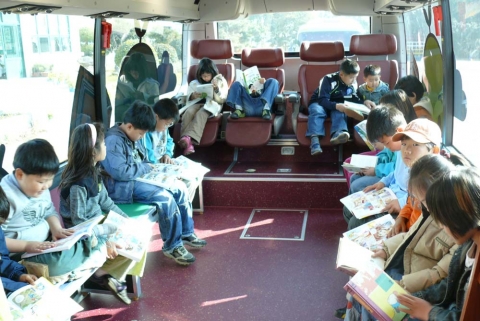 개관을 맞아 학교를 찾은 네이버 책버스에서 이 학교 학생들이 열심히 책을 읽고 있다.