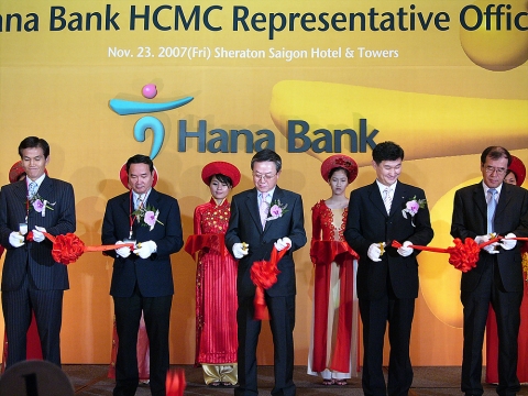 왼쪽에서 두번째  호 흐 한(Ho Huu Hahh)  베트남 중앙은행(State Bank Of Vietnam) 호치민지점 장,  세번째  김종열 하나은행장, 네번째 홍성혁 하나은행 베트남사무소장,  김정수 주베트남 한국부총영사