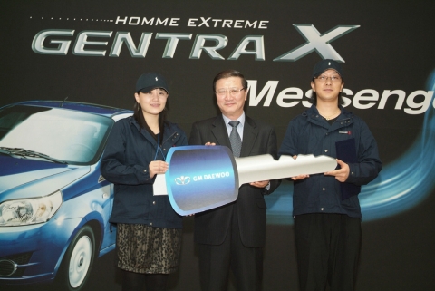 이현일 전무  (가운데)가  시승평가단 여자대표 김유리씨 (왼쪽)와 남자대표 석판대씨 (오른쪽)에게 젠트라 엑스의 키를 전달하고 있다.
