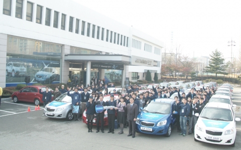 24일  인천 GM DAEWOO 부평본사에서 시승평가단이 카퍼레이드를 펼치기 전에 화이팅을 외치고 있다. (오른쪽부터 시승평가단 여자 대표 김유리씨, 이현일 전무 , 시승평가단 남자대표 석판대씨, 젠트라 엑스 BM 이슬기씨, 젠트라 엑스 BM 조석제 부장)