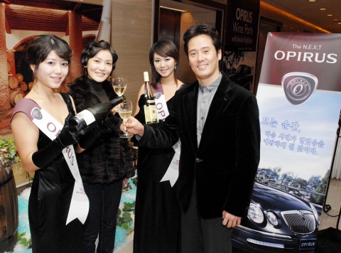 인기 뮤지컬 배우 남경주(오른쪽 끝)와 김선영(오른쪽 세번째)이 와인파티장에서 포즈를 취하고 있는 모습.