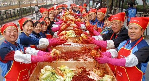 신한은행 신상훈 은행장이 직원들과 김장을 하고 있는 모습.