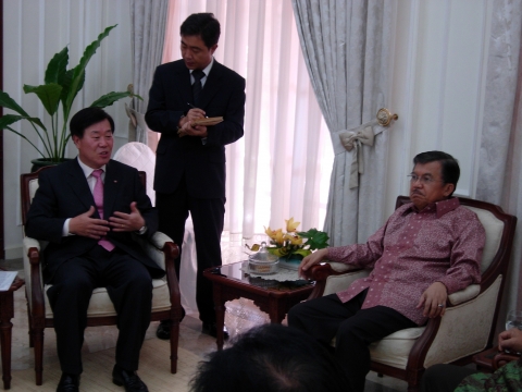 사진왼쪽 이원걸 한전 사장, 오른쪽 유스프칼라 인도네시아 부통령