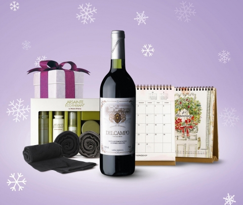 더페이스샵이 12월 한달 동안 창립 4주년을 기념해 진행하는 ‘Love4U’ 이벤트에서 고객에게 증정할 와인과 패션 레깅스, 아르쌩뜨 키트, 신년 달력.