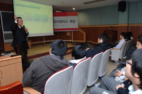 컨설팅본부 이원석 부장이 26일, 분당에 소재한 서현고등학교를 방문해 강의를 진행하는 모습