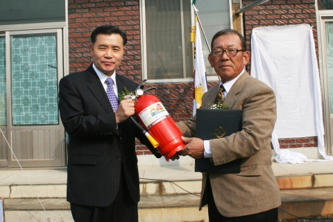 하삼마을 주민의 생명과 안전을 지켜줄 소화기 100대를 전달하고 있다.
