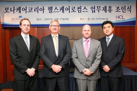 제휴를 맺는 (좌측부터) 보나케어 이사 라이언데이비스 / 헬스케어로컴스(HCL)이사 바우한 클레이지 매튜/ 헬스케어로컴스(HCL) 부사장 맥 위클리/ 보나케어 대표 고길주