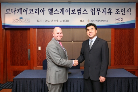 제휴를 맺는 (좌)헬스케어로컴스(HCL) 부사장 맥 위클리 (우)보나케어 대표 고길주