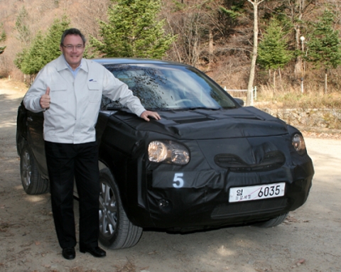 르노삼성자동차 장 마리 위르띠제 사장이 QM5 출시 전 100만KM 플릿테스트를 마친 후 자신감을 나타내며 엄지손가락을 들어보이고 있다.