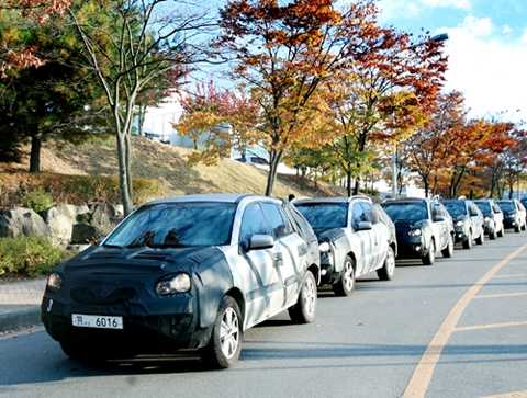 르노삼성자동차 중앙연구소 앞에 100만KM 플릿테스트에 참가중인 QM5가 위장막을 쓴 채 줄지어 있다.