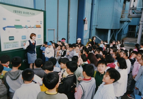 견학안내사원이 포항제철소를 찾아온 초등학생들에게 2열연공장 현장을 설명해 주고 있다.