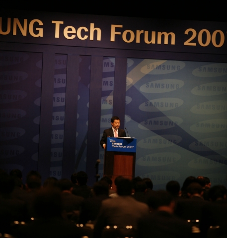 삼성전자는 28일 신라호텔에서 국내외 애널리스트, 기관투자가와 IT분야 시장전문가 등 300여명을 초청한 가운데 3회 「삼성 테크 포럼」을 개최했다. 삼성전자 IR팀장 주우식 부사장이 시장 환경과 전망, 사업전략 등을 소개하고 있다.