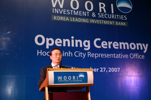 우리투자증권은 11월 27일 베트남 호치민 시에 베트남 사무소를 설립했다. 이날 기념식에서 박종수 사장이 기념 연설을 하고 있다.