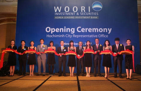 우리투자증권 박종수 사장(사진 왼쪽에서 여섯번째)이 베트남 사무소 오픈행사에 앞서 관계자들과 함께 테이프컷팅을 하고 있다.