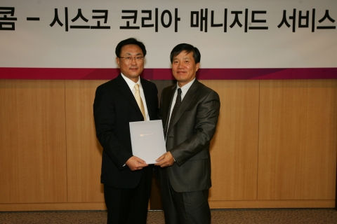 28일 오전 서울 여의도 하나로텔레콤 본사 9층 회의실에서 하나로텔레콤 박병무 사장(왼쪽)과 시스코 코리아 손영진 사장이 매니지드 서비스 사업 제휴를 위한 양해각서를 체결한 뒤 기념촬영을 하고 있다.