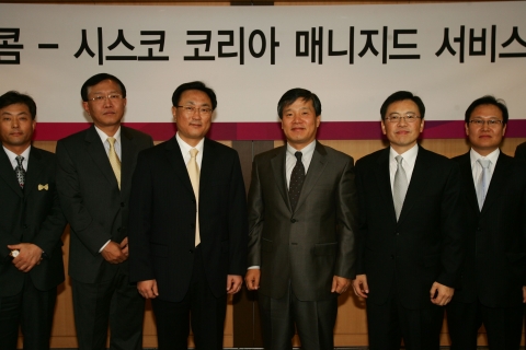 28일 오전 서울 여의도 하나로텔레콤 본사 9층 회의실에서 하나로텔레콤 박병무 사장(왼쪽에서 세번째)과 시스코 코리아 손영진 사장(왼쪽에서 네번째)이 매니지드 서비스 사업 제휴를 위한 양해각서를 체결한 뒤 양사 임원들과 기념촬영을 하고 있다.