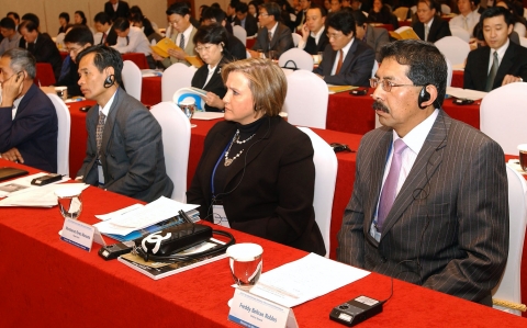 심포지엄에 참가해 경청하고 있는 연사들. (오른쪽) 볼리비아 광업부 프레디 벨트란 로블스(Freddy Beltran Robles) 광업금속국장, 멕시코 경제부 광업진흥국 몬세라트 페레즈 마나우타(Montserrat Perez Manauta) 부국장, SV Group 시오몬 피