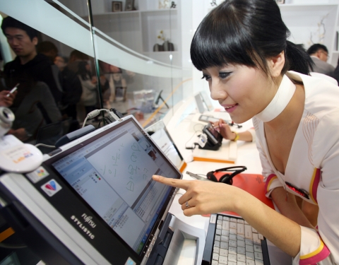 SK텔레콤 BcN전시장 도우미가 언제 어디서나 유/무선을 통해 업무 협의와 자료 공유를 통한 문서 수정이 가능한 U-Work 서비스를 이용하고 있다.