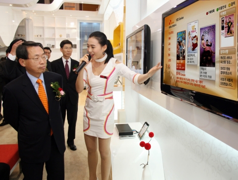 유영환 정보통신부 장관이 SK텔레콤 BcN전시장을 방문해 디지털 TV포털 365℃ 설명을 듣고 있다.