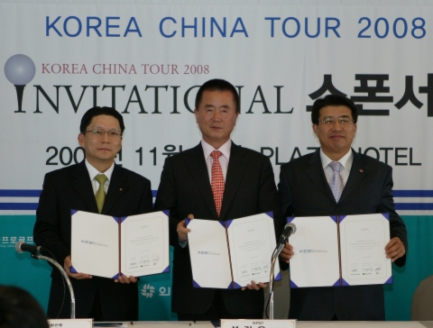 좌로부터 외환은행 김형민 부행장, 한국프로골프투어 성기욱 대표, CJ미디어 강석희 대표가 조인서에 날인하고 포즈를 취하고 있다.