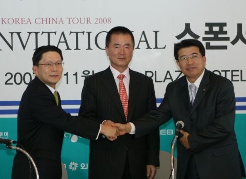 좌로부터 외환은행 김형민 부행장, 한국프로골프투어 성기욱 대표, CJ미디어 강석희 대표가 조인서에 날인하고 포즈를 취하고 있다.