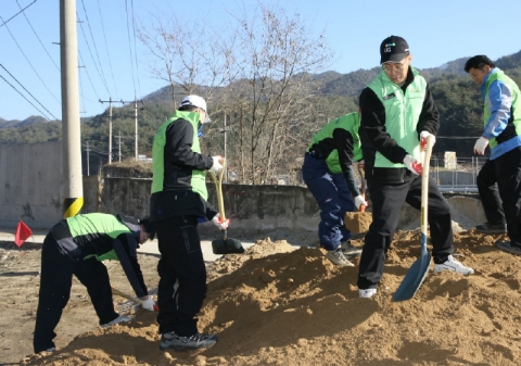 LIG손해보험 김우진 사장(오른쪽 두번째)과 LIG희망봉사단이 28일 오전 강원도 양구 ‘희망의 집짓기’ 공사 현장을 찾아 마당 흙을 고르는 모습