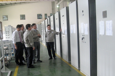 LS산전 김정만 부회장(왼쪽 세번째)과 구자균 사장(왼쪽 네번째)이 베트남 하노이 공장에서 현장경영 지도를 하고 있다